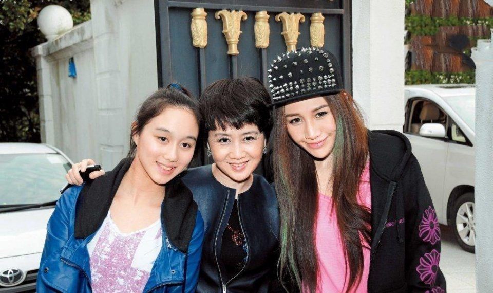 何超欣|“天选之女”何超欣：赌王最宠爱的女儿，活成了传统大家闺秀的模样