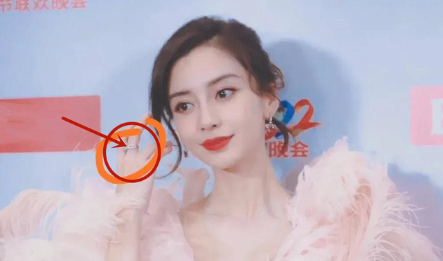 春晚|杨颖离婚后首次亮相,主持卫视春晚,与唐嫣同一时段挑战跨界主持