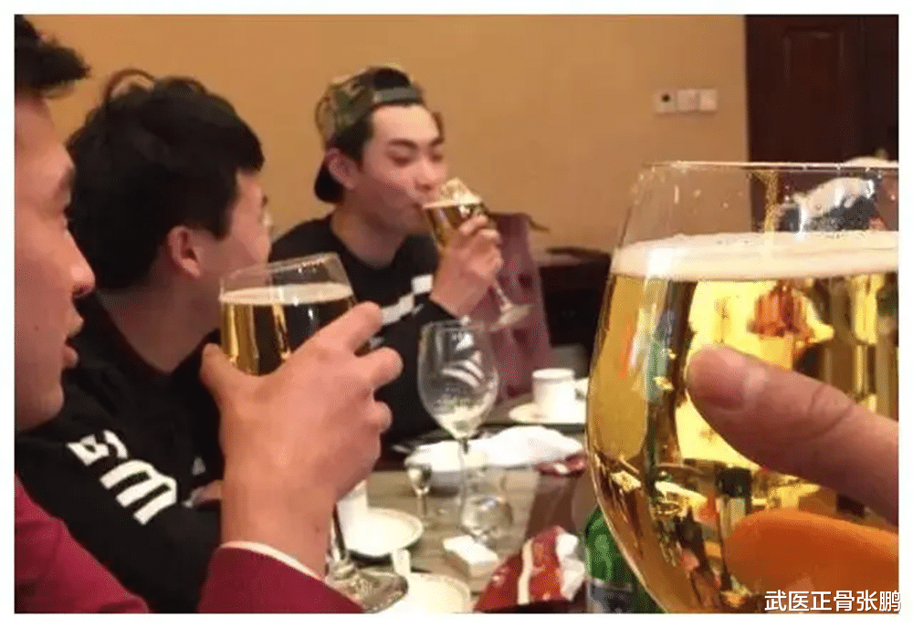 衰老|“喝白酒”和“喝啤酒”,哪个对身体伤害大?建议男性来了解一下