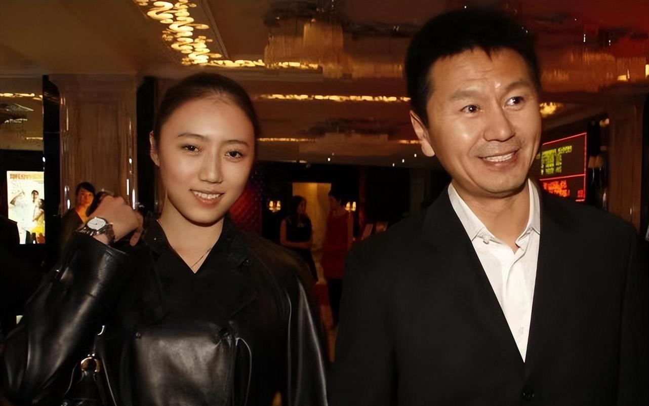 吴若甫|吴若甫夫妇罕见合体！小22岁妻子淡妆好清纯，夫妻同框似父女