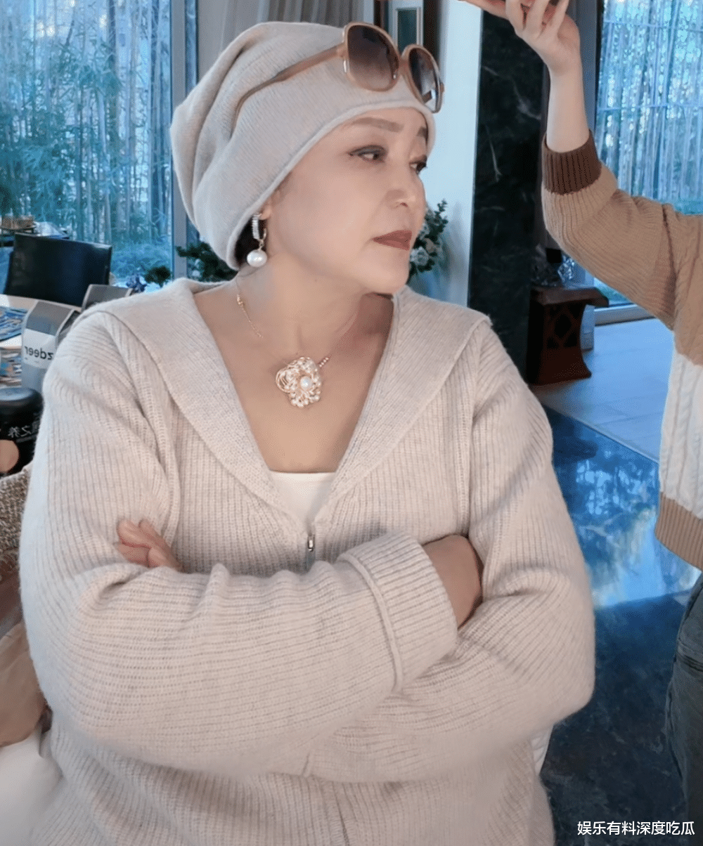 张兰|神操作!66岁的张兰被确诊新冠,还坚持在直播卖货,太拼了