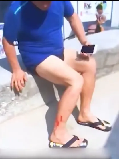 泪目了!七岁男童飘到海中等待救援,手上竟还拽着14岁溺水的姐姐。