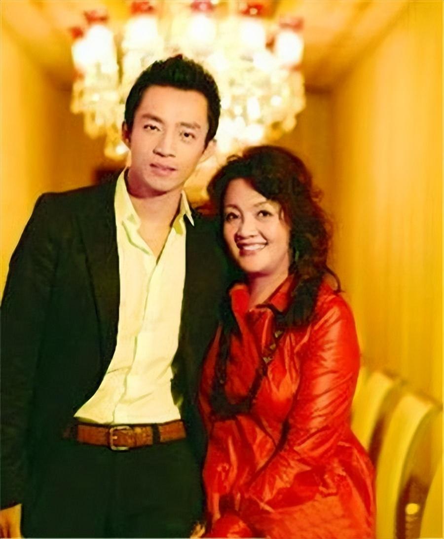 张兰|张兰离婚35年：爱上摄影家，弟弟惨死，前夫单身有泪