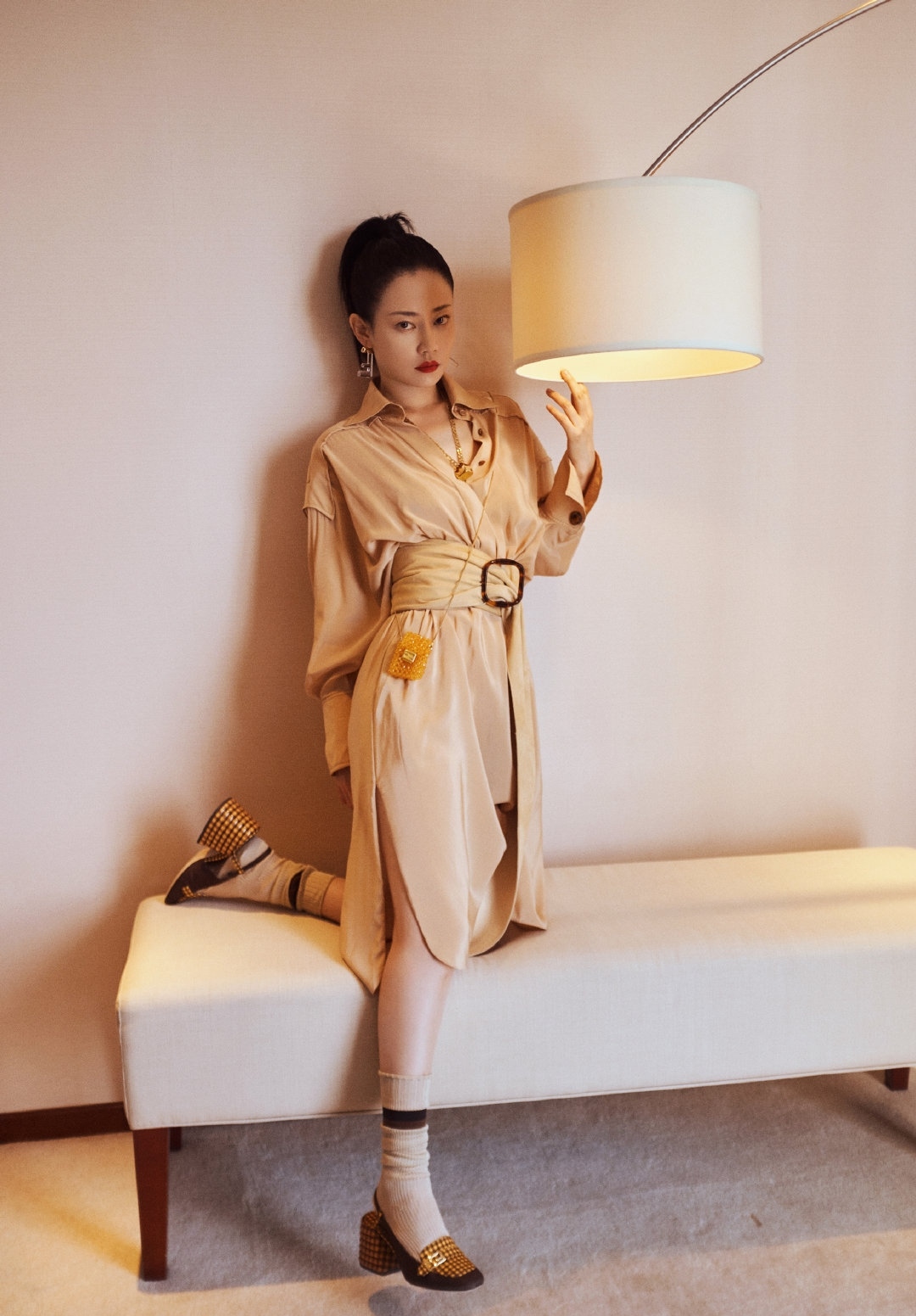 齐刘海 谭卓真有气质，蓝色条纹套装清新知性很干练，齐刘海短发很减龄