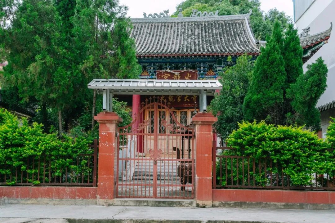 温泉|云南泡在温泉里的寨子，藏着千年古温泉，孙髯翁晚年曾在此隐居