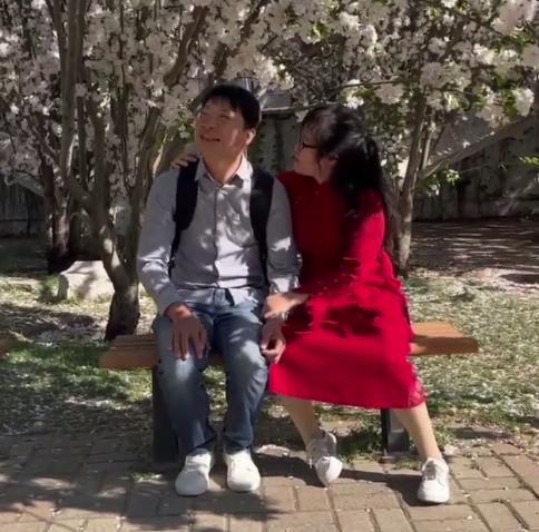 余秀华|余秀华樱花树下亲吻小男友,对方欢笑却难掩尴尬,曝女方已有身孕