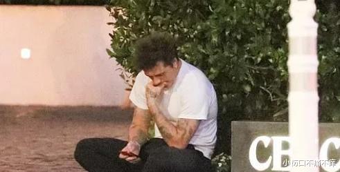 贝克汉姆|小贝儿子撑伞搂娇妻!贝嫂主动让步,邀妮可拉看秀,婆媳大和解