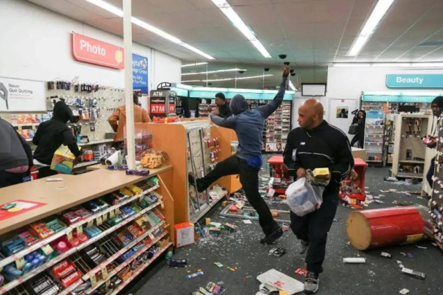 香港|香港夫妻月入六万却坚持移民,结果只能在英国送外卖和工厂打包