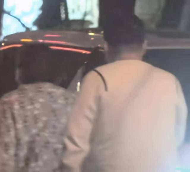 医生|贾玲被曝有新恋情，深夜开百万豪车街边热聊，男方身形比她胖