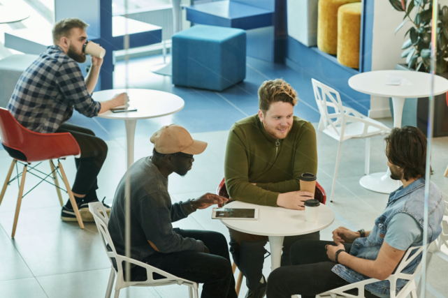 |新员工入职3天，却收到3万年终奖，老员工质问老板，听到回复无语了