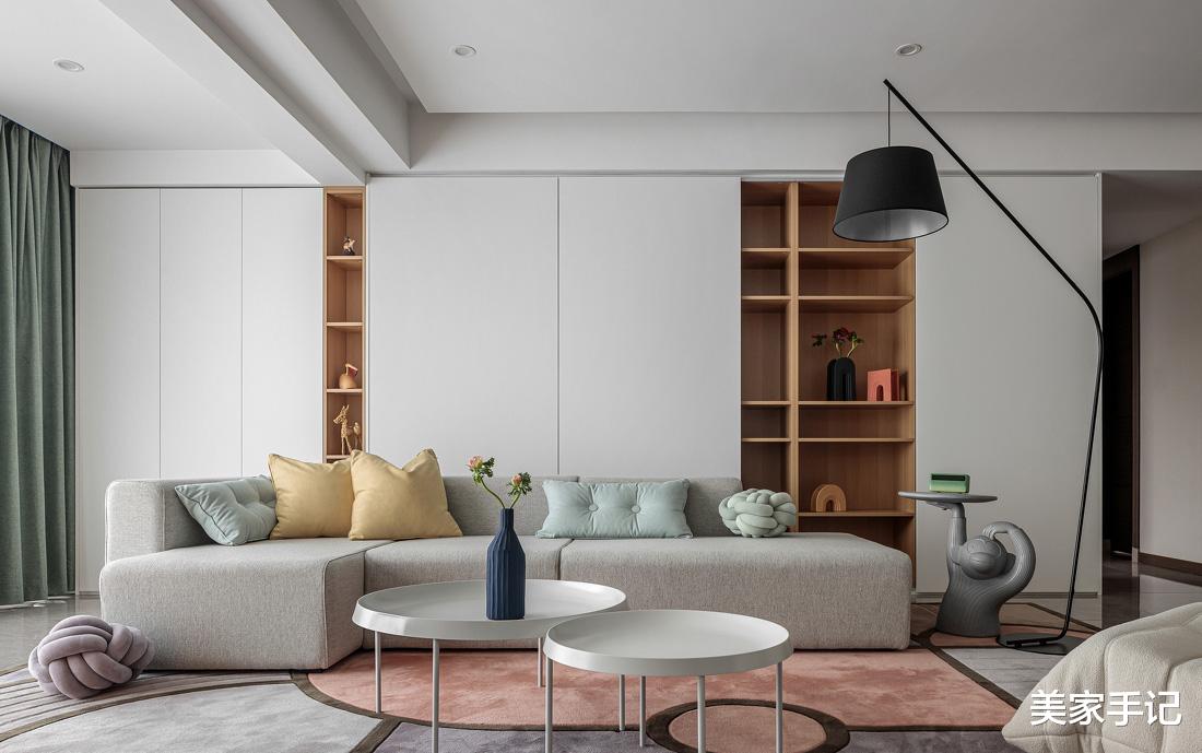 这对夫妻太有远见，坚持客厅摒弃阳台，电视墙打满柜子，场面实用大气