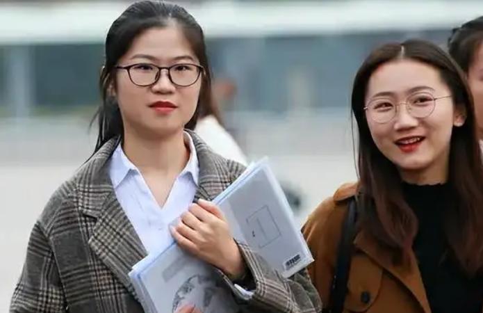 大衣|“面试像在施舍”，985硕士哭诉找不到工作，却忽视学历背后真相