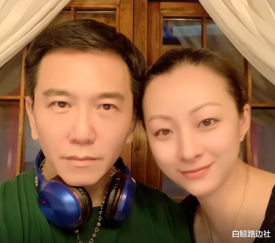 温兆伦|57岁温兆伦罕秀恩爱！小20岁三婚妻子颜值高，素颜状态仍旧惊艳