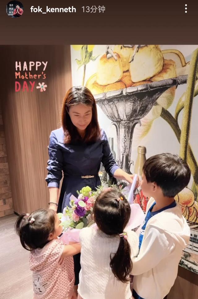 |霍启刚全家外出就餐,大女儿高清正脸首次曝光,灵动可爱像郭晶晶