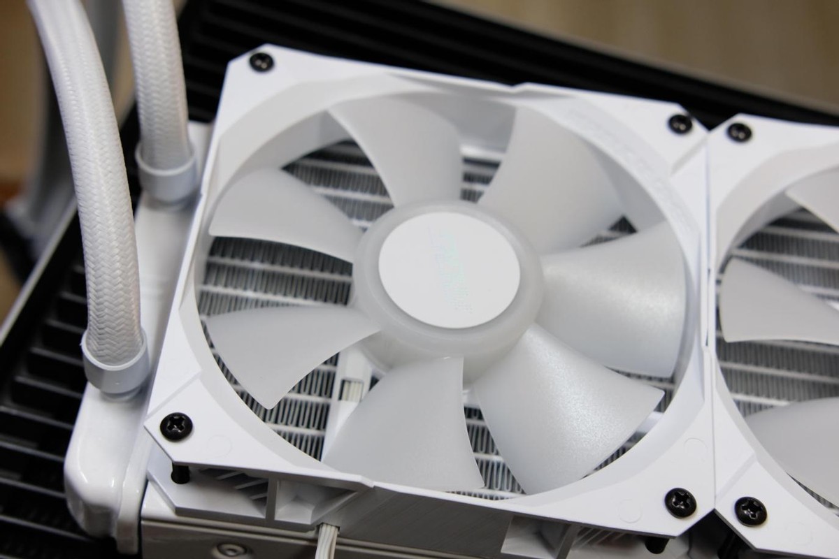 |华硕ROG吹雪360水冷上手体验,千元级最强水冷究竟如何打造?