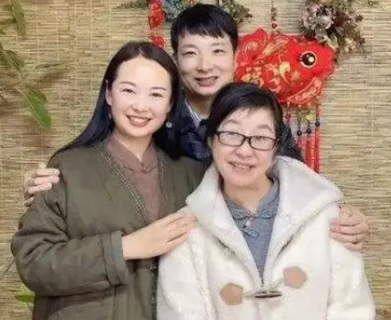 余秀华|余秀华行情大涨，分手后被鱿鱼才子写信公开求爱，网友：把握住了