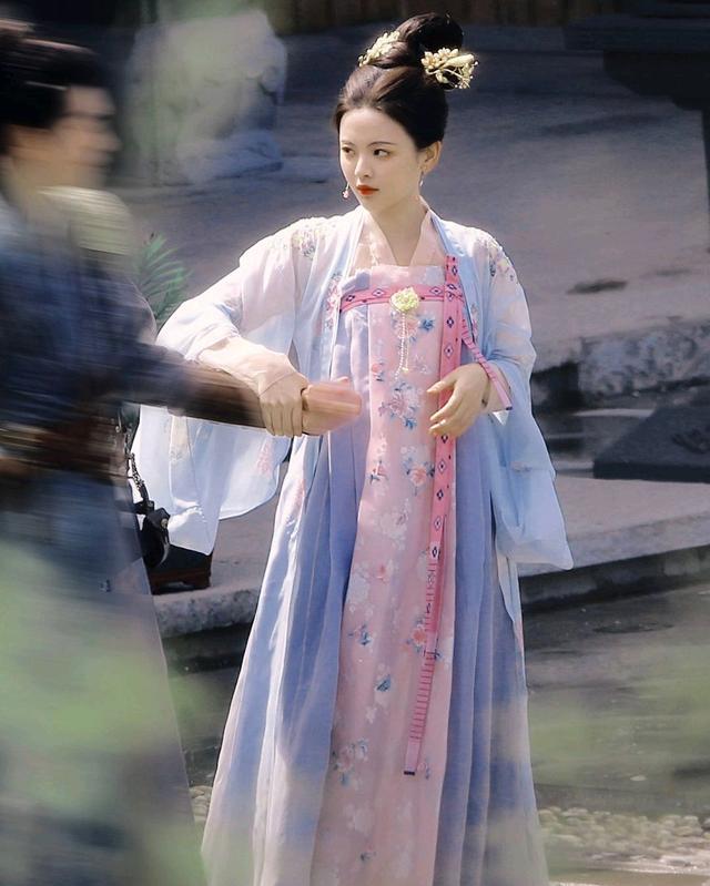 杨超越|《七时吉祥》杨超越公主造型曝光，片场主动拉丁禹兮手