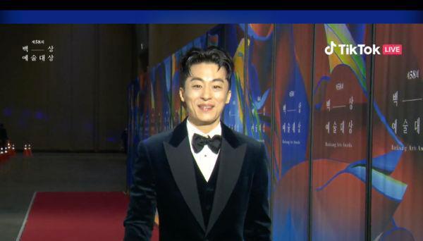 朴宝剑|百想红毯:朴宝剑退伍状态超好,男星踩秀智长裙险走光吓到收回脚