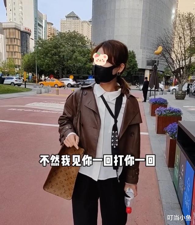 男子看见瓶子扔在地上,正要弯腰捡起却被一女子拦住:这是我的