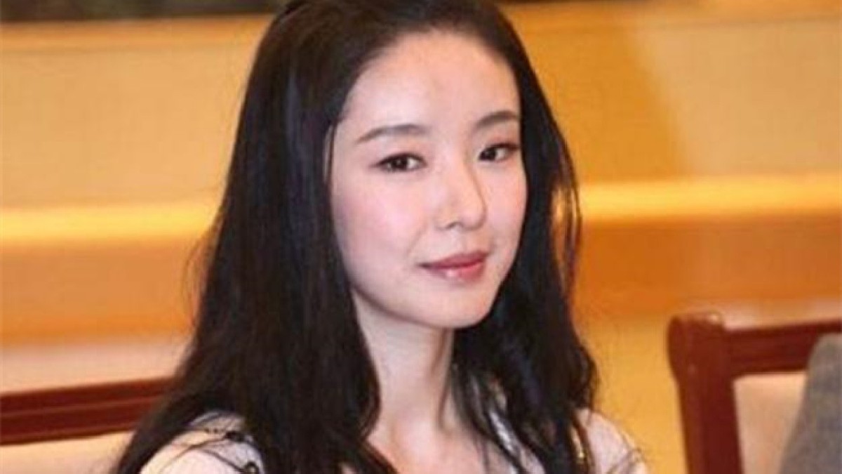 王永红|王永红：欠下800亿，带女明星和61亿逃到国外，父亲过世都不回来