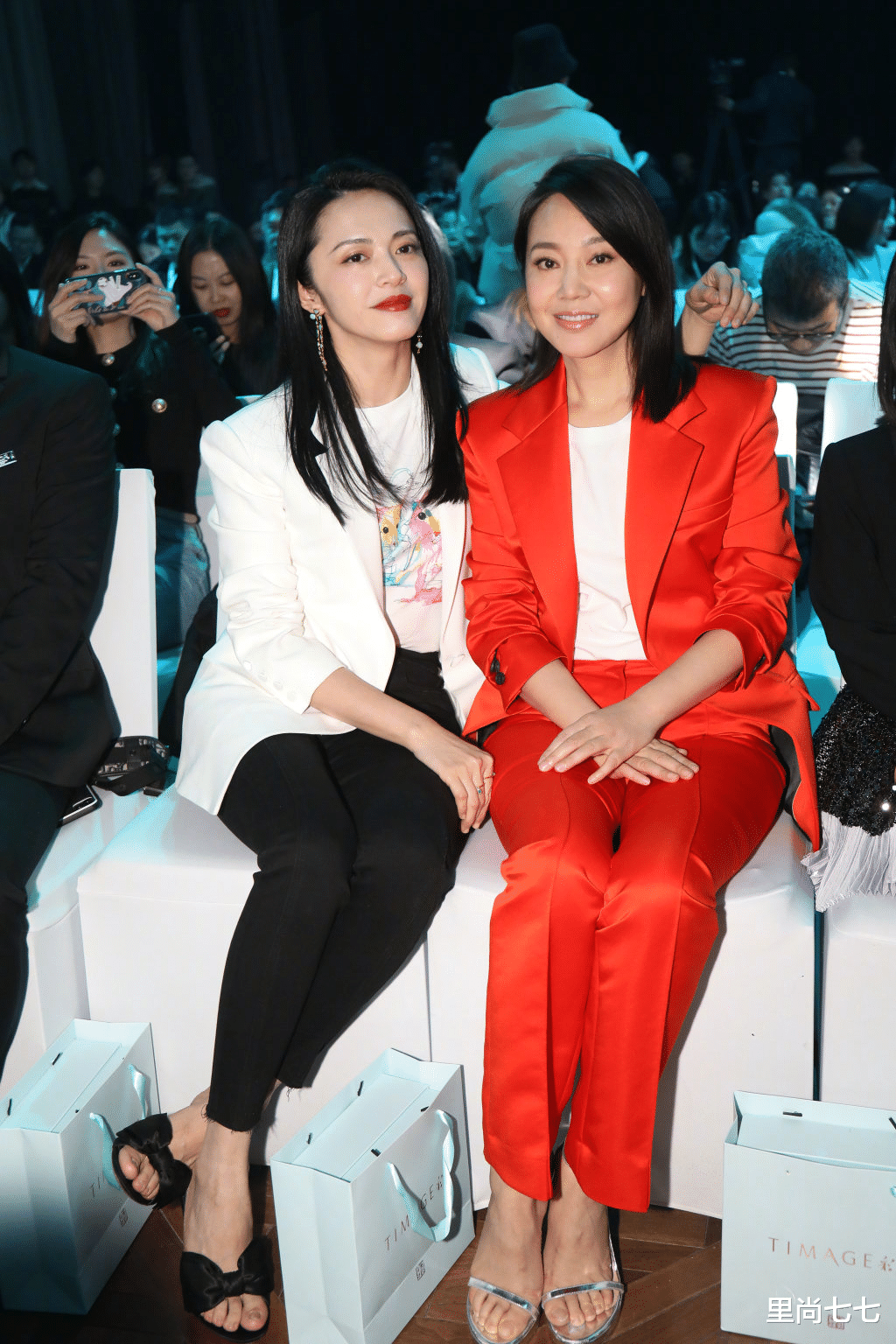 李嘉欣|李嘉欣病愈后首次露面,身材消瘦大变样,染红头发却暴露蜡黄脸色