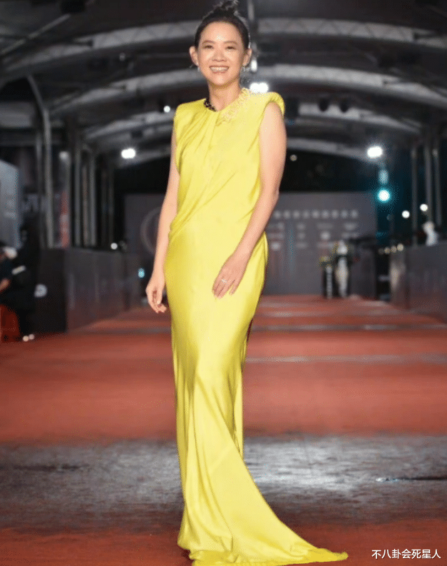 金钟奖|台湾金钟奖红毯寒酸,地毯是湿的,灯光昏暗,被嘲像村口吃席