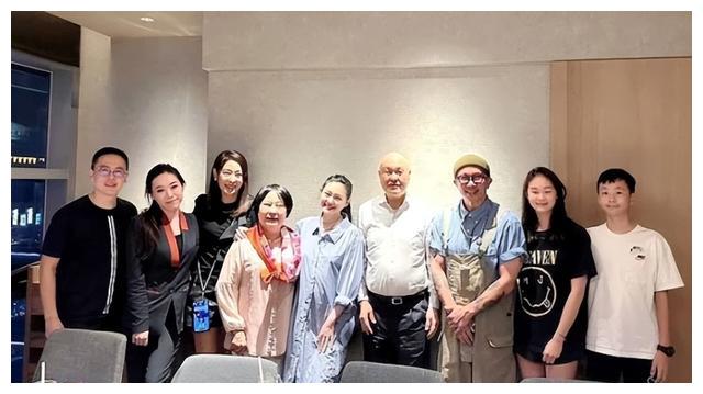 大S|大S具俊晔拍全家福，大S故意遮挡小腹，先前被拍肚子凸起疑怀孕