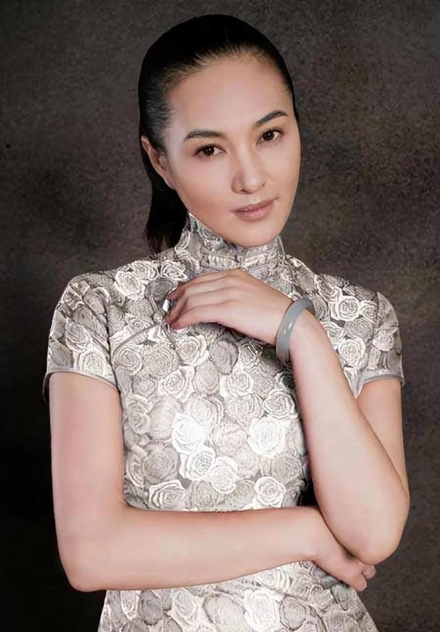 王菁华|王菁华:与常戎分手那天抱头大哭,50岁仍然单身