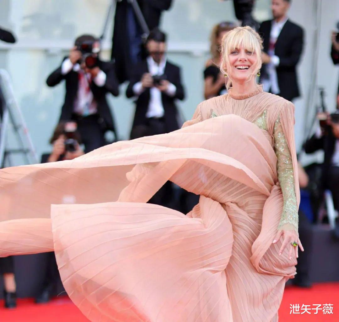 威尼斯电影节|“辣眼睛”的国际红毯又来了，尺度一个比一个大，国外女星真敢穿