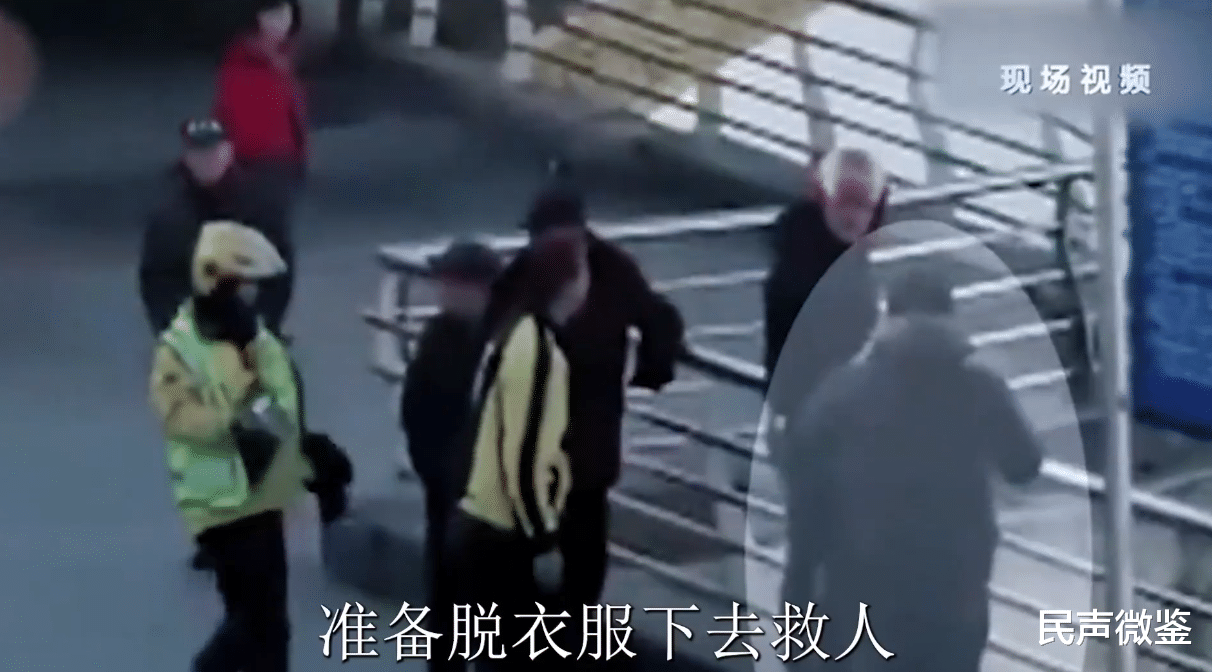 真实故事:女司机意外坠河命悬一线,外卖小哥舍身相救,感动全城