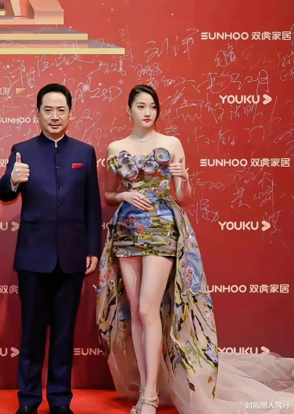 关晓彤|关晓彤真是浪费好身材!明明穿的是高定却难掩土气,生图脖子好粗