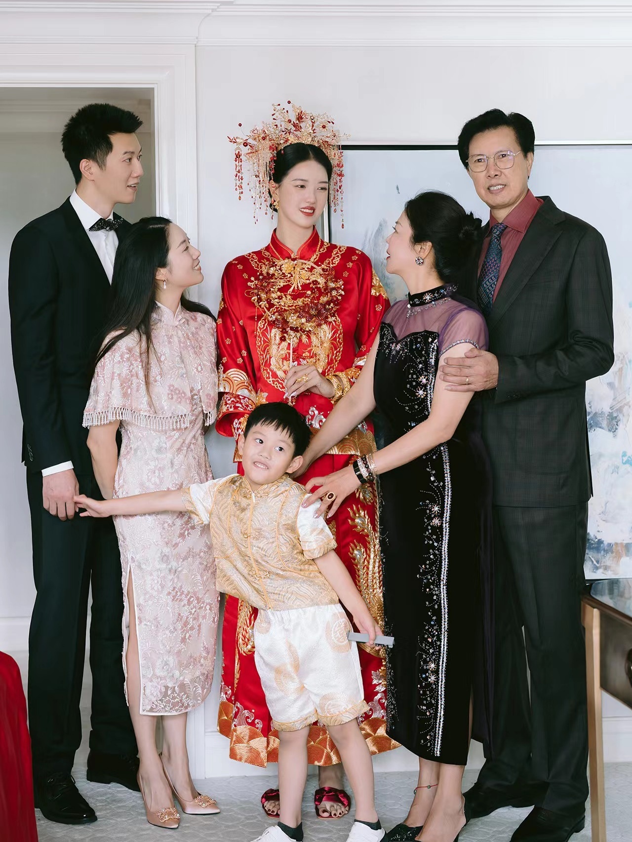 |张常宁晒婚礼高清照，五个金镯子抢眼，一家人都是高颜值