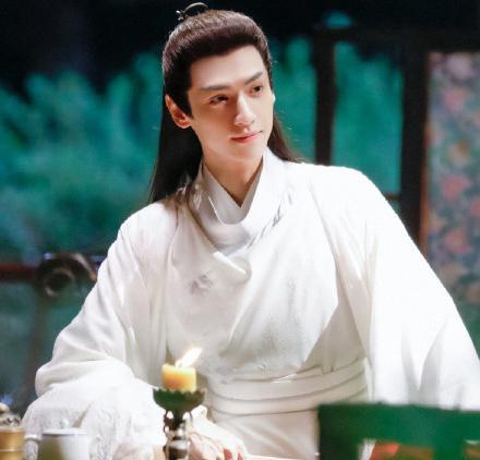 罗云熙|罗云熙拍戏间隙：一身棉袄居然穿出了儒雅仙气，难怪怎么拍都上镜