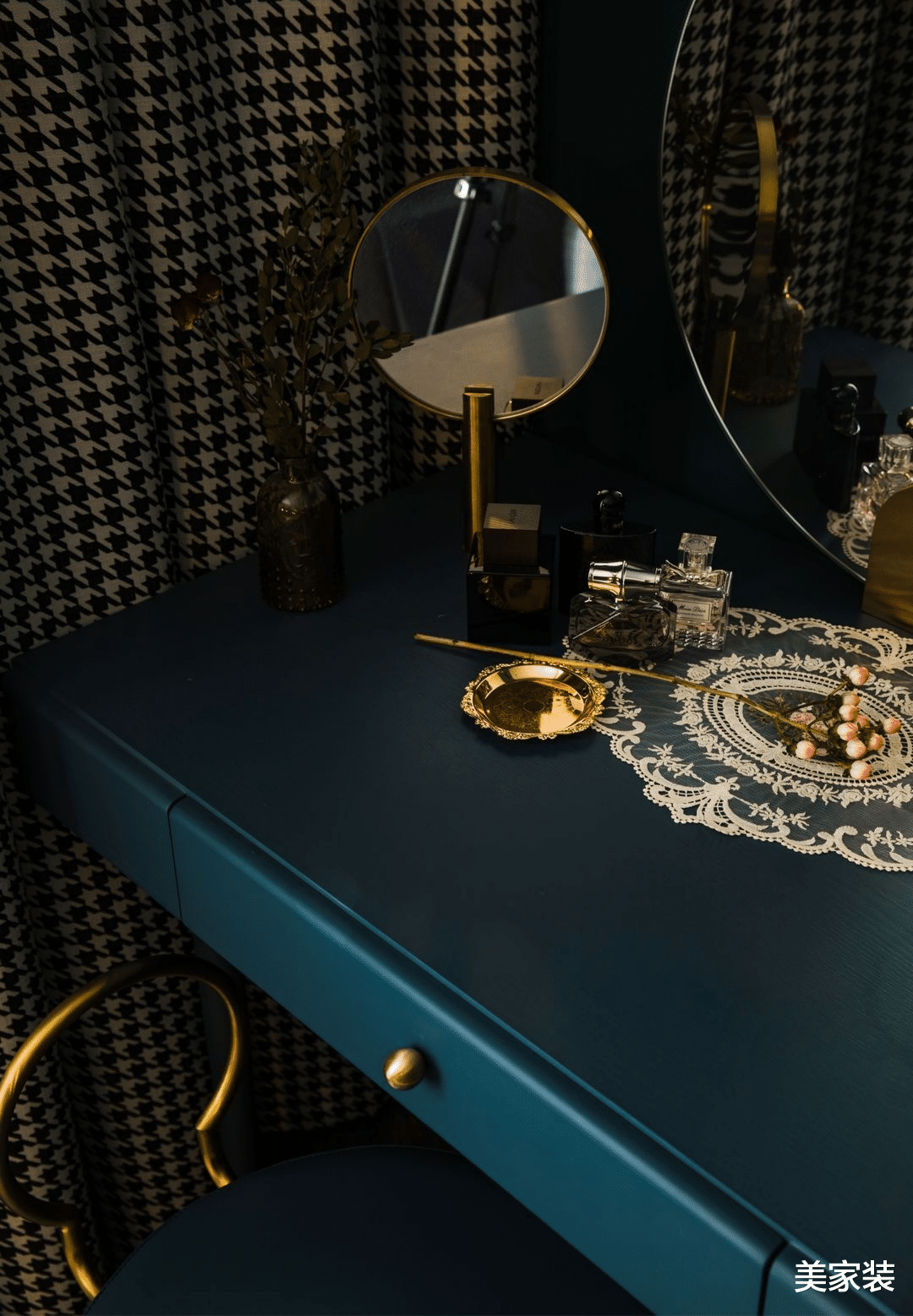 装修到一半的家,在硬装基础上添加软装,达到现代和古风的结合