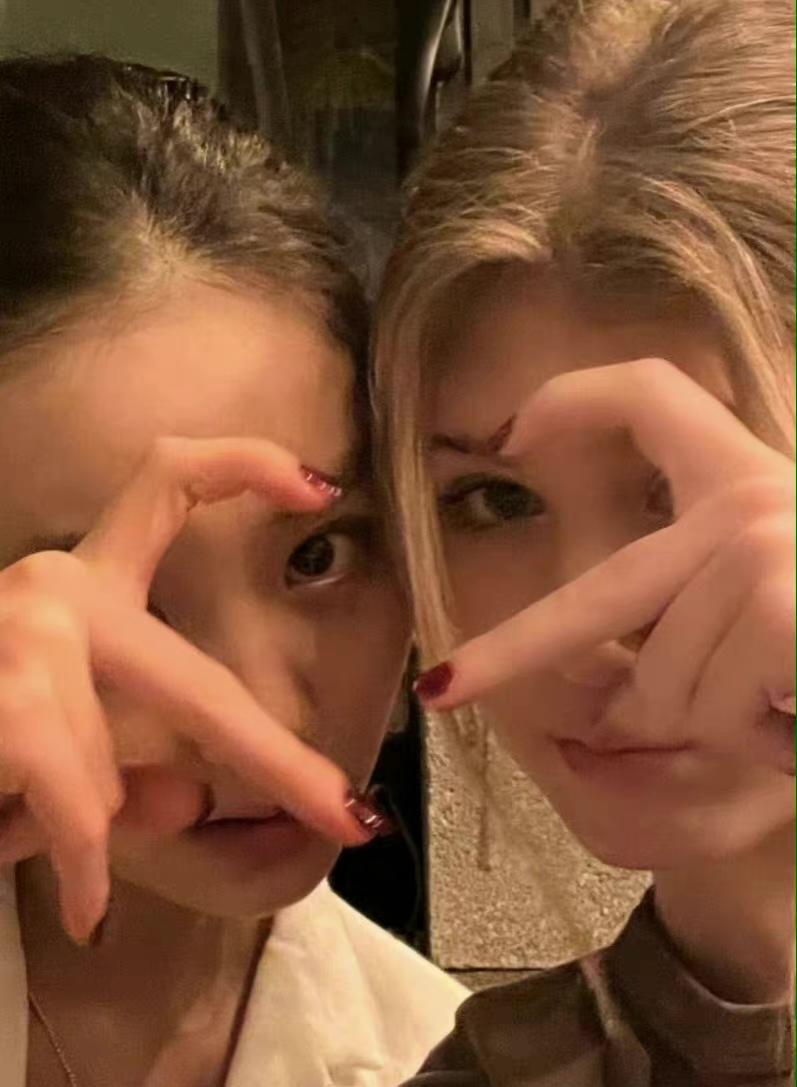 黄忆慈|黄多多晒自拍照,妆容大胆穿衣前卫,网友:继承了父母的高颜值