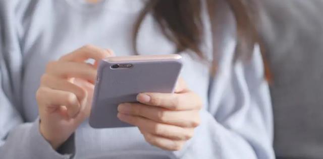 男子发现同居女友和他人有暧昧关系,不顾对方处于经期内实施侵犯