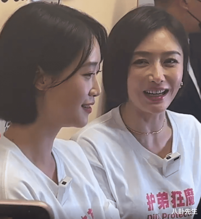 邵美琪|43岁秦岚状态被夸，但在路人镜头下脸没那么年轻，医美痕迹略明显