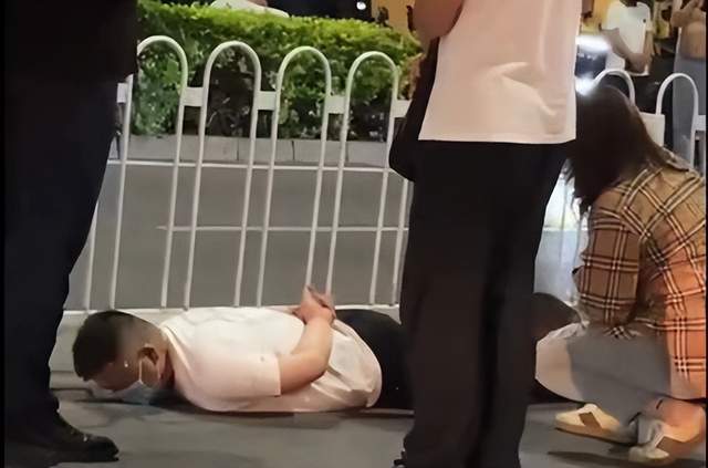 唐山女生被打事件登上热搜,公共场合施暴者为何胆大包天?惹全民众怒!