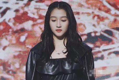 鹿晗|和黄晓明同框显胖，和王一博同框显瘦，鹿晗确实被她骗惨了