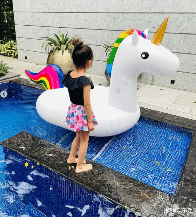 小周周|周杰伦晒女儿近照，6岁小周周长高不少，扎丸子头卖萌可爱十足