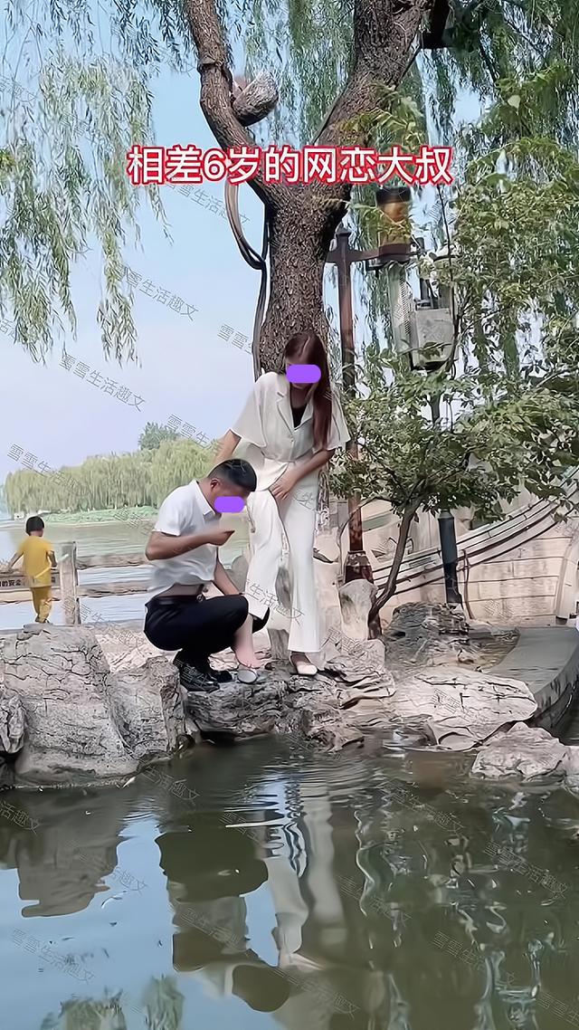 女子和网恋男友去游玩,脚踩到脏东西,男友蹲下替她洗脚洗鞋子