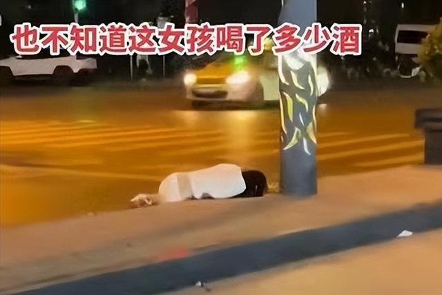 回顾美女深夜醉倒街头,衣着清凉,网友:这也太危险了!