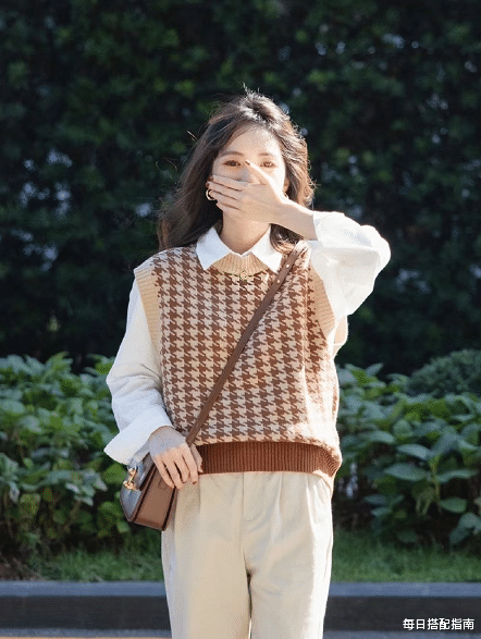 穿衣搭配|秦岚又不好好穿衣服,将普通衬衫穿成露肩装,想不到变成了流行