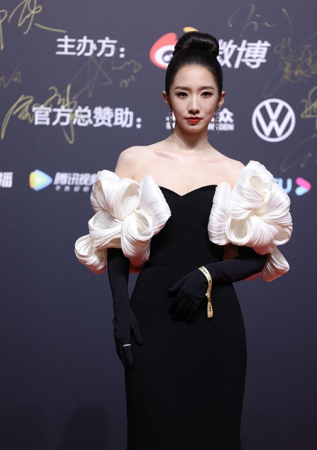 阿娇|杨丞琳阿娇孟美岐于文文红毯争艳!众多美女太性感撩人