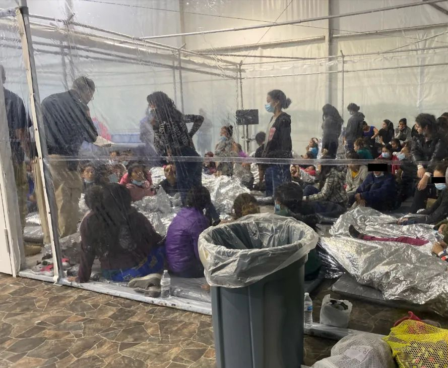 移民|媚外中国男偷渡美国 把难民坐牢吹成度假天堂 却不提被黑人欺辱