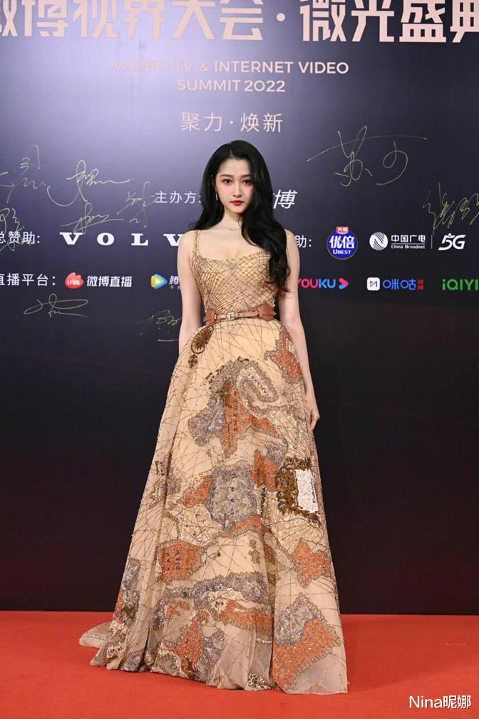 关晓彤|微博视界大会红毯80后完胜90后，baby封神赵丽颖像阿姨，“格格”关晓彤独木难支