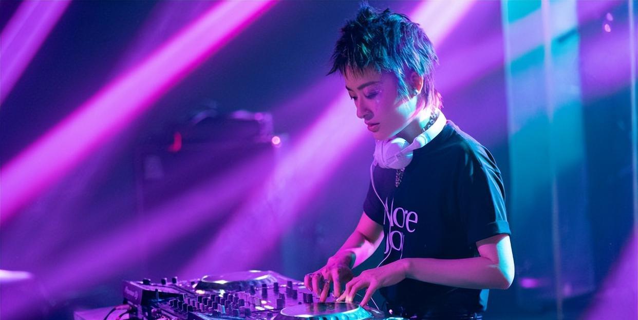 鲍蕾|曾轶可演出被观众维权退钱,票价680元打碟1小时,工作室回应否认