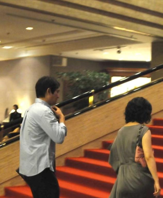 发型 罗海琼夫妇合体，富豪老公高大但不帅，她被发型拖累太老气