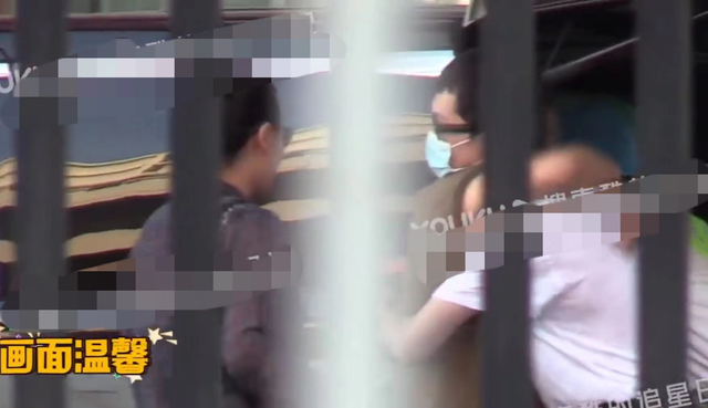 马思纯|马思纯穿透视装携男友现身机场，妈妈接机拥抱准女婿！