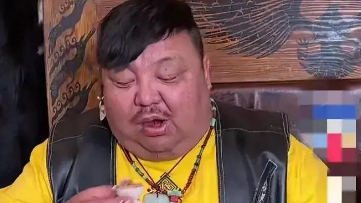 90后|恩克近照曝光，明明是90后，却老得跟60后似的，嘴歪了